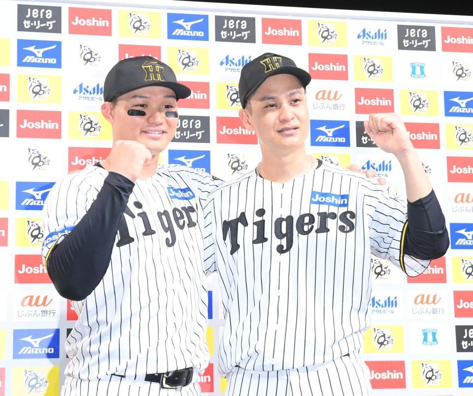 　お立ち台でポーズを決める森下（左）と大竹（撮影・西田忠信）