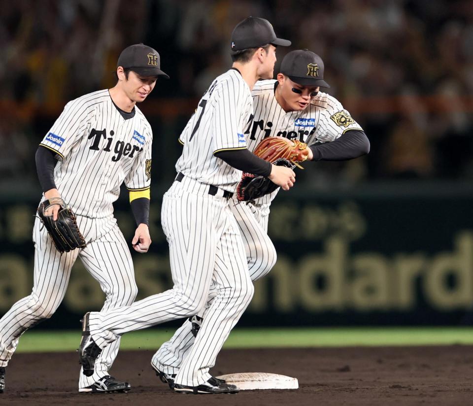 　喜びのあまり、二塁ベースに足をとられバランスを崩す森下（右）＝撮影・田中太一