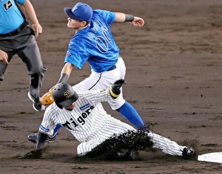 　４回、二盗を決める近本（撮影・立川洋一郎）