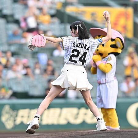 　ファーストピッチセレモニーを務めるＦＲＵＩＴＳ　ＺＩＰＰＥＲの鎮西寿々歌（撮影・西田忠信）