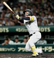 　４回、先制２ランを放つ森下（撮影・田中太一）