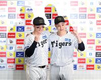 お立ち台でポーズを決める阪神・森下翔太と阪神・大竹耕太郎（右）＝甲子園（撮影・北村雅宏）