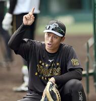 　スローイングの練習をする坂本誠志郎（撮影・田中太一）