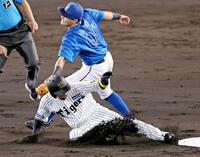 　４回、二盗を決める近本（撮影・立川洋一郎）