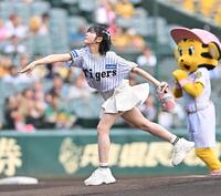 　ファーストピッチセレモニーを務めるＦＲＵＩＴＳ　ＺＩＰＰＥＲの鎮西寿々歌（撮影・西田忠信）