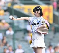 　ファーストピッチセレモニーに臨むＦＲＵＩＴＳ　ＺＩＰＰＥＲの鎮西寿々歌（撮影・西田忠信）