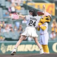 　ファーストピッチセレモニーを務めるＦＲＵＩＴＳ　ＺＩＰＰＥＲの鎮西寿々歌（撮影・西田忠信）