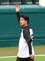 　見学に訪れたファンからの声援に応える高橋（撮影・北村雅宏）