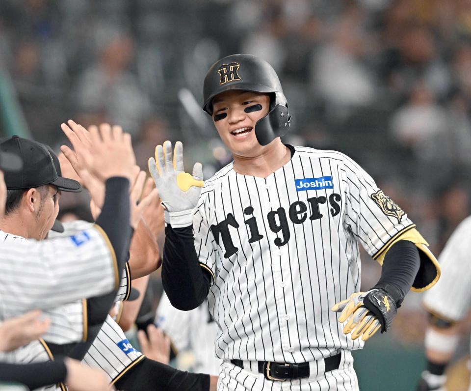 　４回、先制２ランを放ち、笑顔でタッチする森下（撮影・西田忠信）