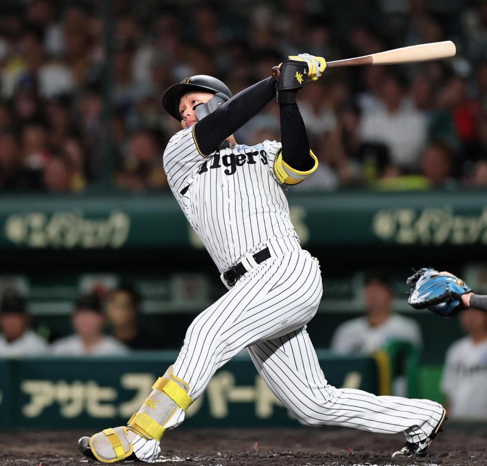 　４回、２ランを放つ森下（撮影・田中太一）