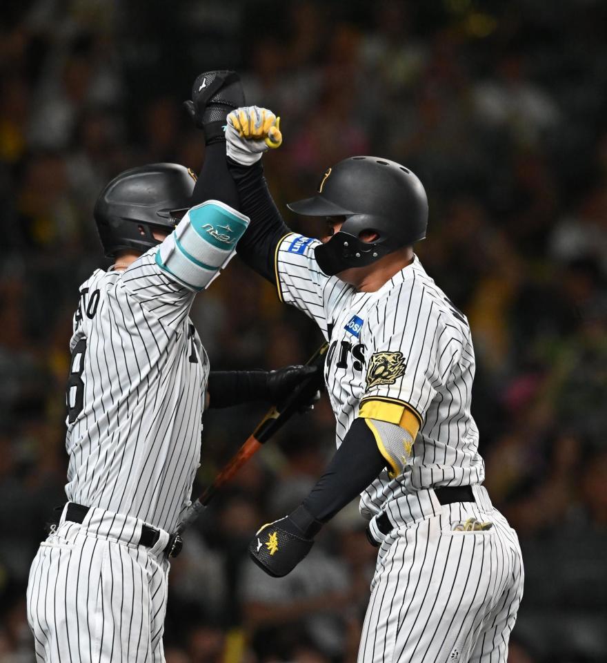 　４回、先制２ランを放ち佐藤輝（左）と喜ぶ森下（撮影・西田忠信）