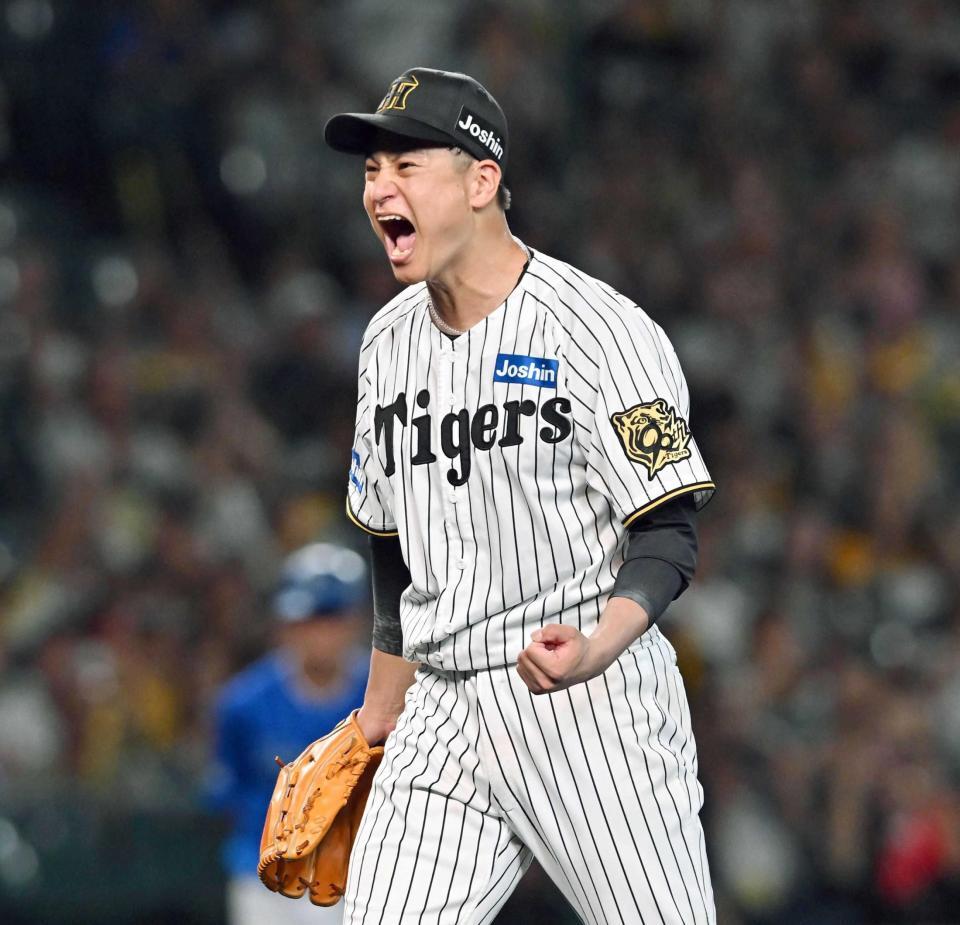 　完封勝利を挙げ、雄たけびを上げる大竹（撮影・西田忠信）