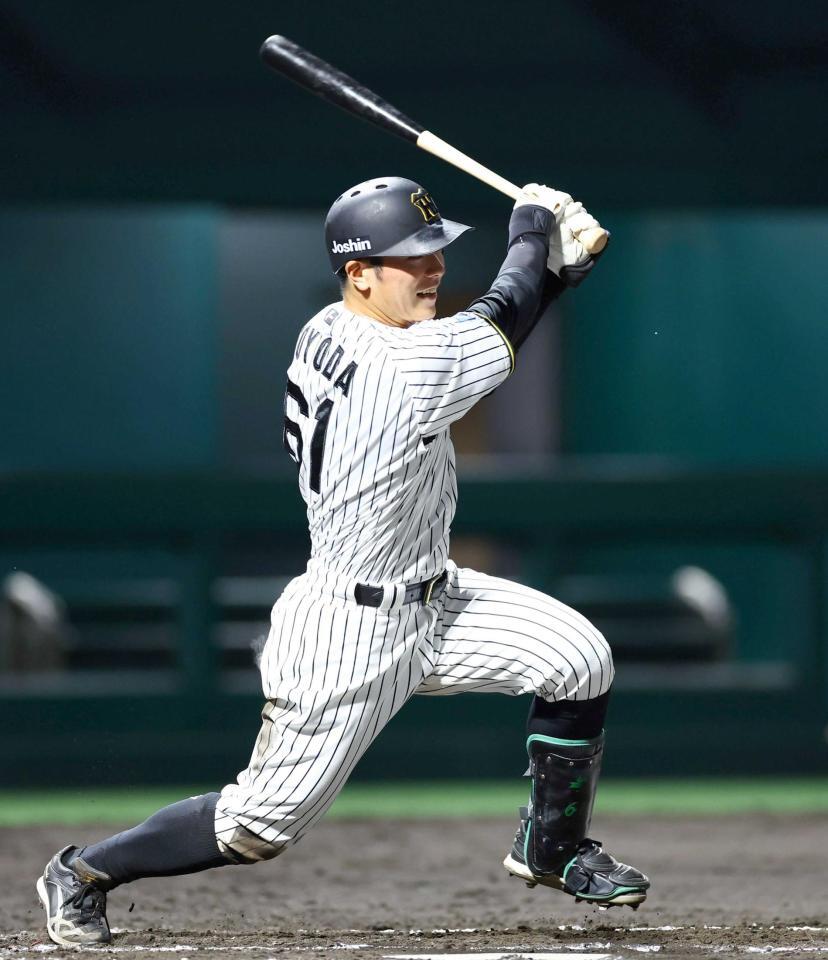 　７回、右前打を放つ豊田（撮影・山口登）