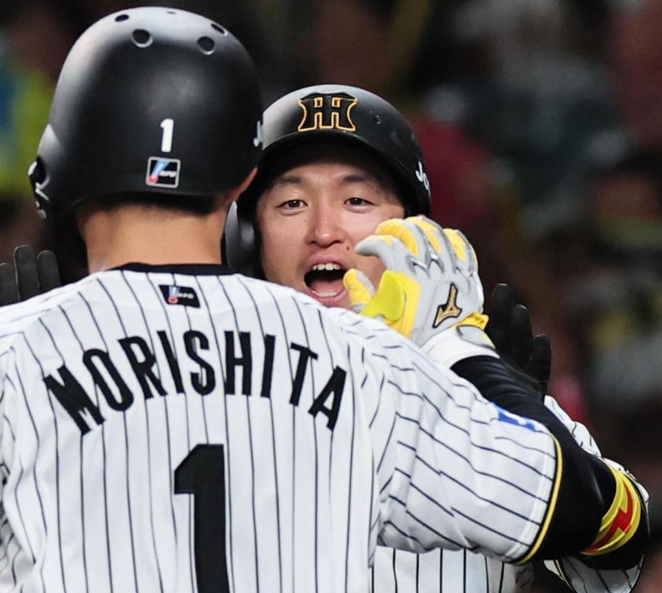 　４回、２ランを放ち生還する森下を迎える近本（撮影・田中太一）