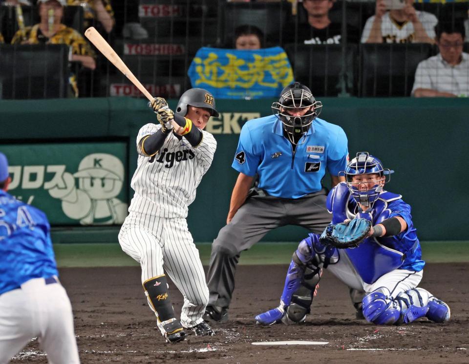 　４回、左前打を放つ近本（撮影・立川洋一郎）