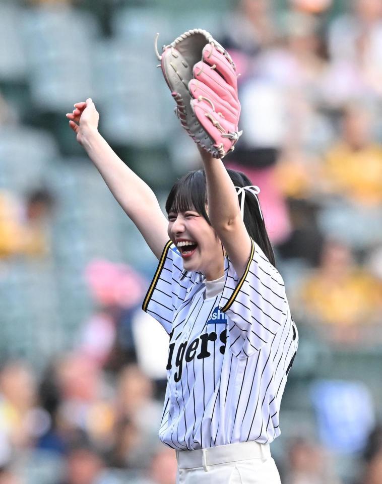 　ファーストピッチセレモニーを終え笑顔のＦＲＵＩＴＳ　ＺＩＰＰＥＲの鎮西寿々歌（撮影・西田忠信）