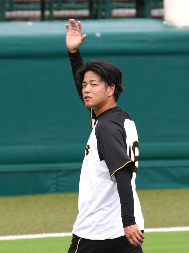 　見学に訪れたファンからの声援に応える高橋（撮影・北村雅宏）