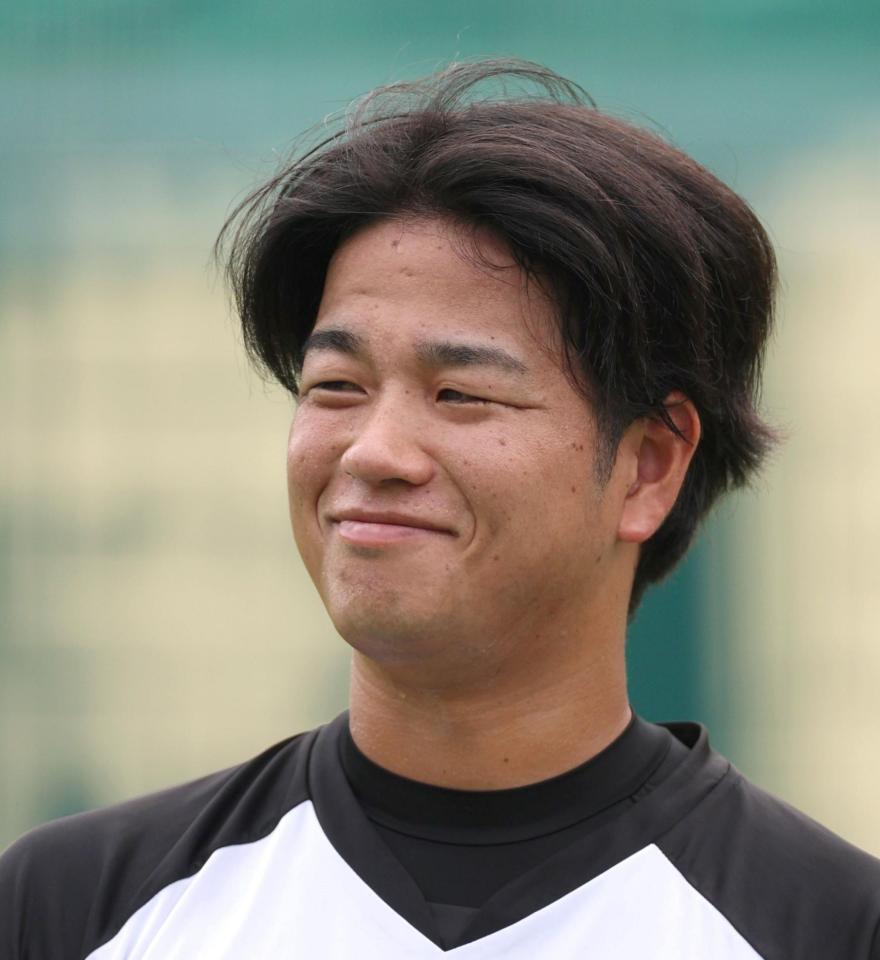 　練習中に笑顔を見せる高橋（撮影・北村雅宏）