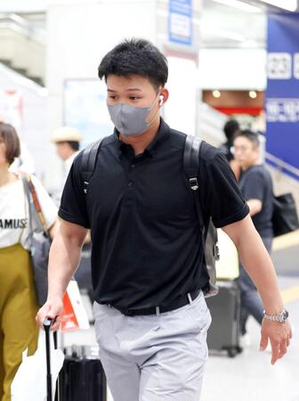 　東京に向けて出発する森下（撮影・北村雅宏）