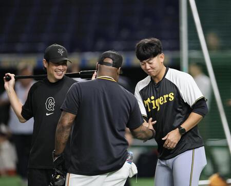 【写真】戸郷にアツ～い抱擁　畠世周が古巣・巨人の選手達と談笑