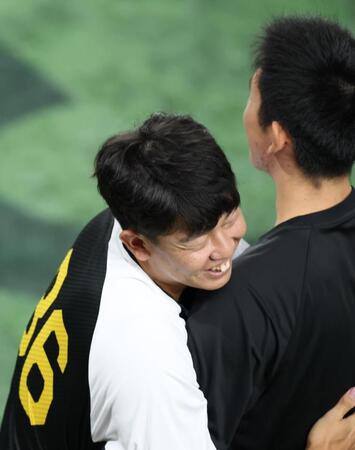 　戸郷に抱きつく畠（撮影・金田祐二）