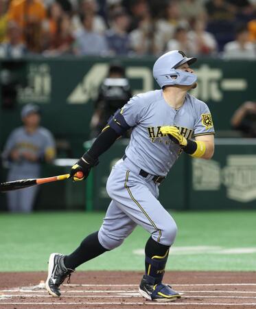 　１回、二塁、佐藤輝は右中間に適時二塁打を放つ（撮影・佐々木彰尚）