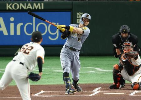 　１回、先制適時二塁打を放つ佐藤輝（撮影・金田祐二）