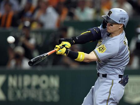 　１回、適時二塁打を放つ佐藤輝（撮影・田中太一）