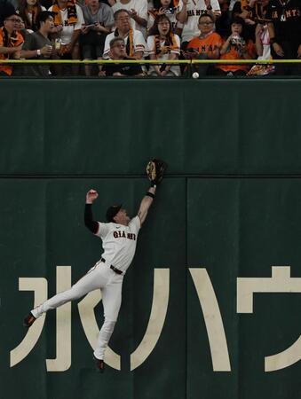 　１回、佐藤輝の打球はエンタイトルツーベースとなる（撮影・田中太一）
