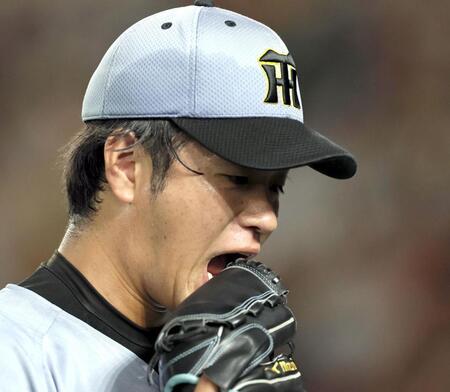 　２回、悔しげにベンチへ戻る高橋（撮影・田中太一）