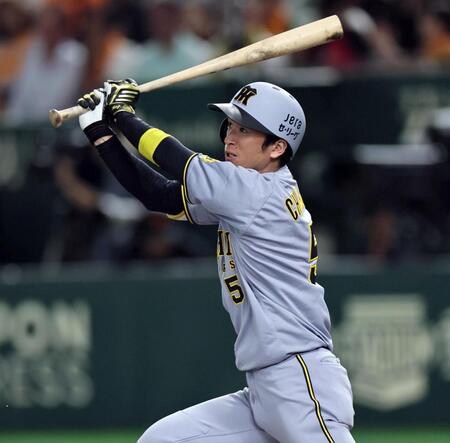 　１回、安打を放つ近本（撮影・田中太一）