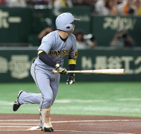 　１回、近本は左前打を放つ（撮影・佐々木彰尚）