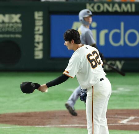 　４回、死球を与えた近本に謝る横川（撮影・金田祐二）