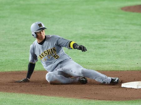 　４回、打者・中野の時に二盗を決める近本（撮影・金田祐二）