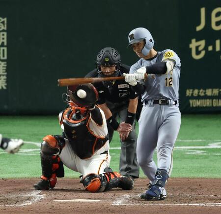 　５回、左前適時打を放つ坂本（撮影・金田祐二）