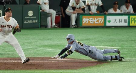 　５回、投手強襲の同点適時打で気迫のヘッドスライディングの代打・原口（撮影・金田祐二）