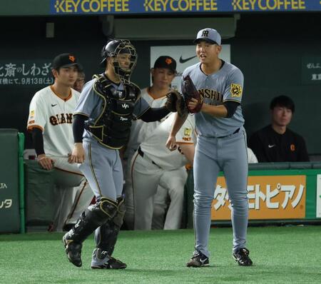 　２イニングを無失点に抑え坂本と喜ぶ畠（撮影・金田祐二）