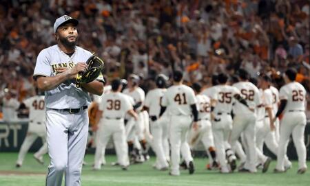 　９回、サヨナラ負けを喫し、引き揚げるドリス（撮影・田中太一）