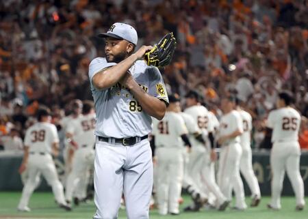 　９回、サヨナラ負けを喫し、引き揚げるドリス（撮影・田中太一）