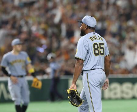 　９回、代打・坂本に逆転サヨナラ２点適時打を浴びたドリス（撮影・佐々木彰尚）