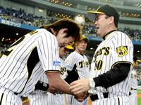 　ＣＳファーストステージで敗れ、退任する岡田監督（右）と泣きながら握手を交わす藤川＝２００８年１０月