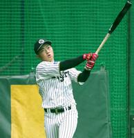 　打撃練習する中川