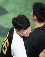 　戸郷に抱きつく畠（撮影・金田祐二）