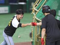 　岡本（右）とタッチをする畠（撮影・佐々木彰尚）