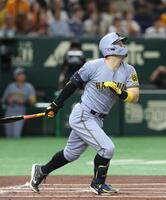 　１回、二塁、佐藤輝は右中間に適時二塁打を放つ（撮影・佐々木彰尚）