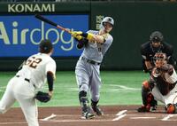 　１回、先制適時二塁打を放つ佐藤輝（撮影・金田祐二）