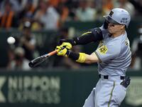 　１回、適時二塁打を放つ佐藤輝（撮影・田中太一）