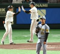 　１回、中山に逆転満塁本塁打を浴びる高橋（撮影・金田祐二）