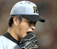 　２回、悔しげにベンチへ戻る高橋（撮影・田中太一）