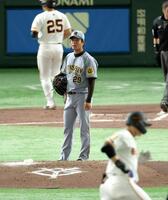 　１回、中山に逆転満塁本塁打を浴びる高橋（撮影・金田祐二）